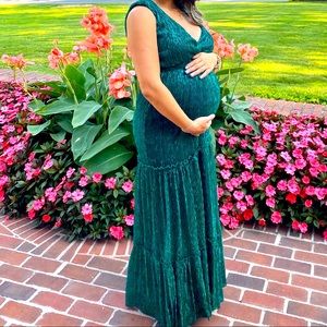Lulus Emeral Dress ** It is not a maternity dress
